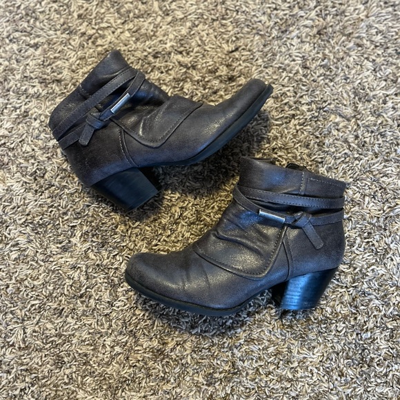 Womens BareTraps Rhapsody Cross Strap Ankle Boots, Mushroom - Picture 6 of 11